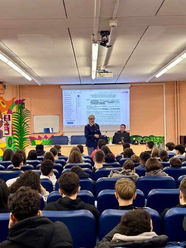 incontro tra polizia e ragazzi in un'aula magna