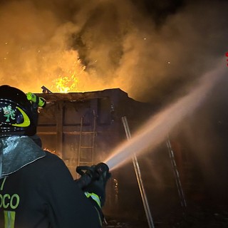 Incendio in un cantiere (foto d'archivio)