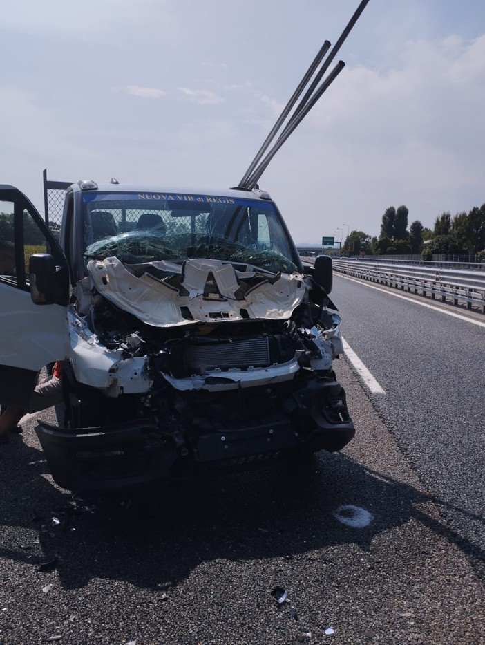 Scontro tra un tir e un autocarro: paura sulla Torino-Aosta, un ferito