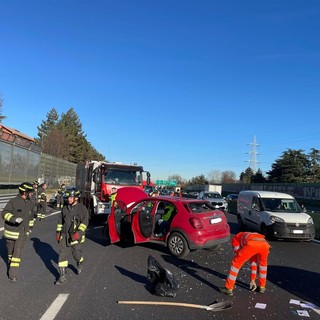 Scontro tra due veicoli in Tangenziale: forti disagi alla viabilità, tre feriti trasportati in ospedale