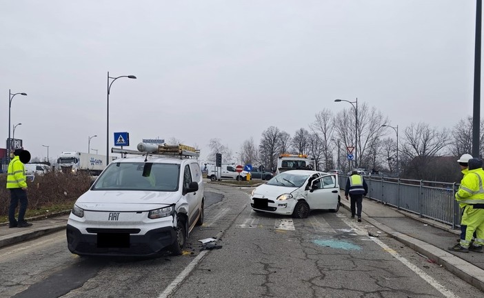 Brutto incidente in via Scarrone: traffico paralizzato a Nichelino