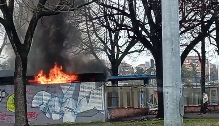 Prende fuoco la piscina Sempione: attimi di panico in Barriera di Milano