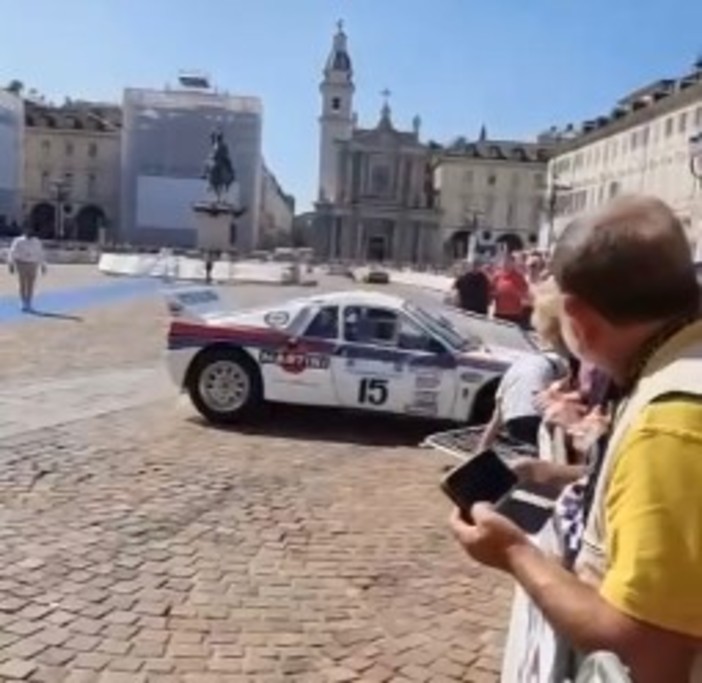 Lancia 037 va a sbattere contro le transenne di piazza San Carlo: 12 persone coinvolte