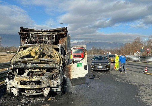 Mezzo pesante a fuoco allo svincolo per la bretella Ivrea-Santhia: traffico paralizzato sulla A5