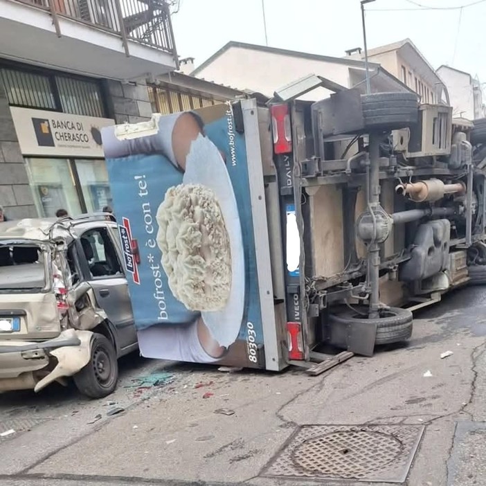 Camion finisce contro il tram 13 e si ribalta (foto di Federica Fulco)