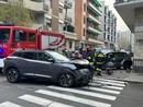 Incidente stradale a un incrocio con vigili del fuoco