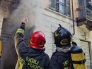 Negozio dismesso va in fiamme: due persone intossicate