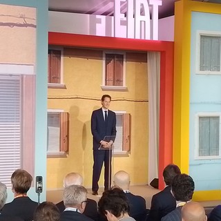 John Elkann davanti a scenografia Fiat