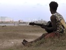 Ragazzo che suona una chitarra guardando l'orizzonte