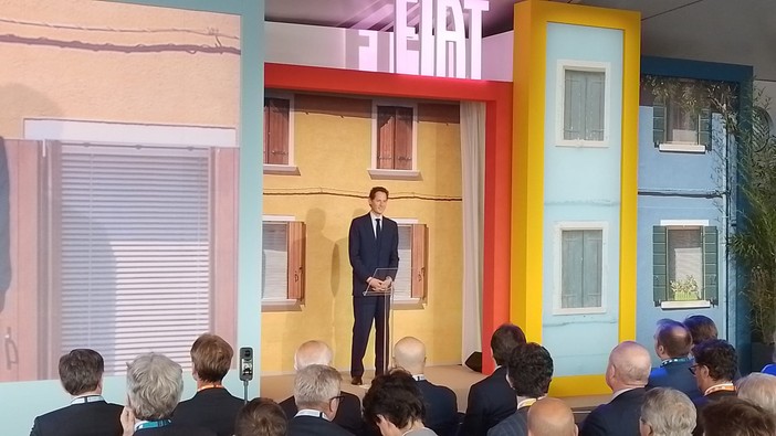 John Elkann davanti a scenografia Fiat