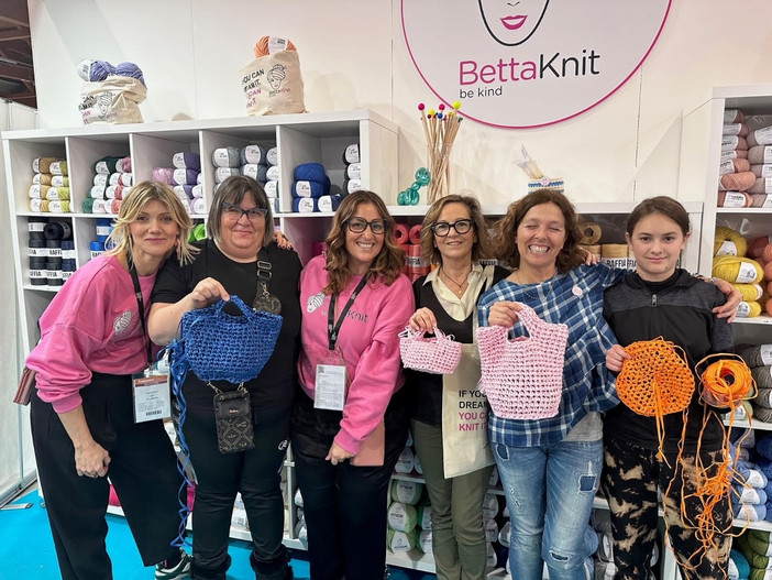 L'arte del fare a maglia come terapia: a Torino si celebra la Giornata Mondiale del Knit