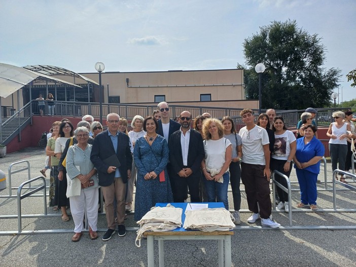 Al Liceo Gramsci di Ivrea taglio del nastro per l’aula all’aperto