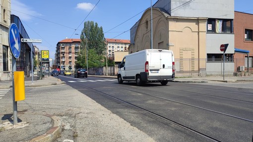 Finiti i lavori di rifacimento asfalto e sede tranviaria in via Cigna: ecco come appare ora