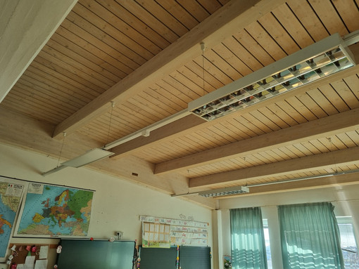 lavori illuminazione soffitto di una scuola