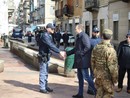 Lo Russo stringe la mano a un poliziotto