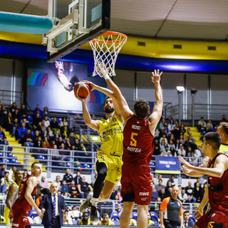 Luca Vencato in azione a basket