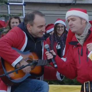 &quot;Millemila&quot; Babbi Natale in festa per i bambini del Regina Margherita. E il sindaco di improvvisa chitarrista