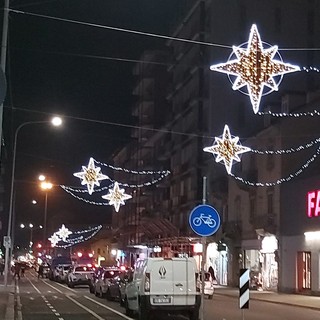 Le luci di Natale illuminano via Nizza