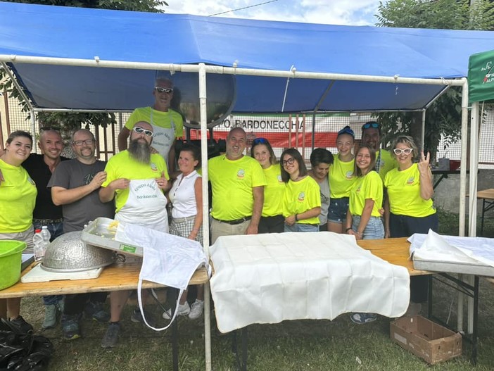 tendone con gente che cucina sotto