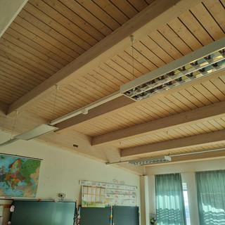 lavori illuminazione soffitto di una scuola