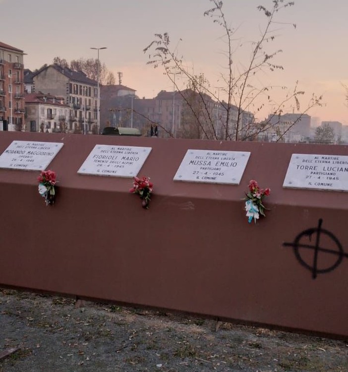 Vandalizzate le lapidi dei partigiani in piazza Baldissera