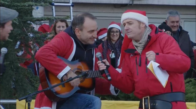 &quot;Millemila&quot; Babbi Natale in festa per i bambini del Regina Margherita. E il sindaco di improvvisa chitarrista