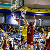 Luca Vencato in azione a basket