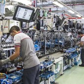 operai in linea di assemblaggio