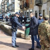 Lo Russo stringe la mano a un poliziotto