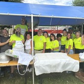 tendone con gente che cucina sotto