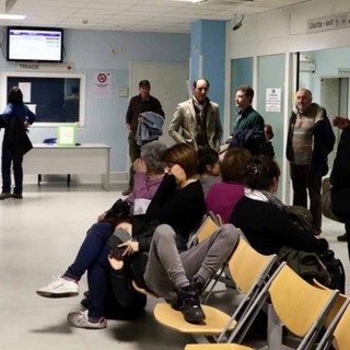 Persone in attesa di una visita ospedaliera