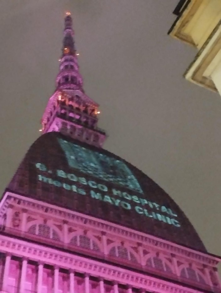 mole antonelliana illuminata di viola