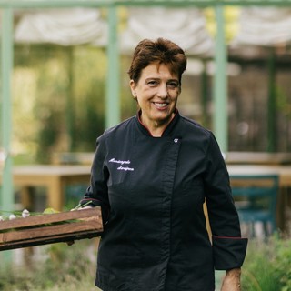 Mariangela Susigan, la chef stellata che raccoglie le erbe in montagna