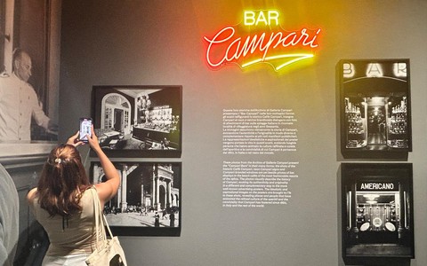 A Camera gli iconici scatti dei fotografi della Magnum nei bar di tutto il mondo