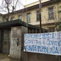 Foto di repertorio di uno striscione di protesta all'esterno del Maria Adelaide