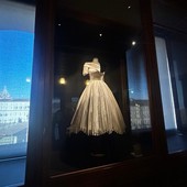 Dalle tuniche medievali agli abiti da sposa: la moda del bianco attraverso sei secoli in mostra a Palazzo Madama