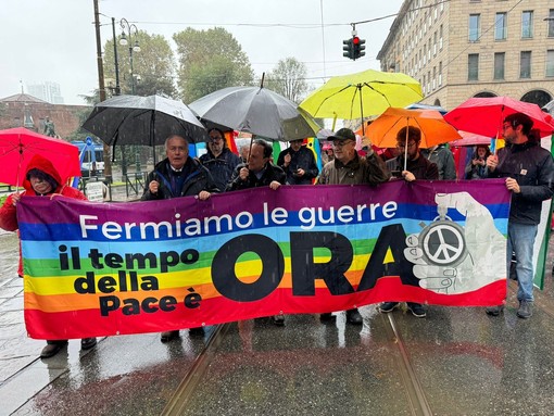 corteo manifestazione in strada