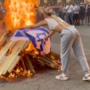 I Pro Palestina bloccano Porta Nuova: falò davanti alla stazione, bruciata la bandiera israeliana [FOTO]