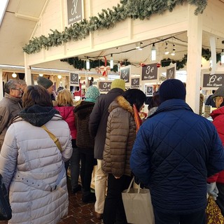 Natale, cresce la spesa per i regali artigianali. Ma i due terzi degli acquisti saranno dedicati ad alimentari e bevande