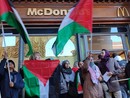 Torino, attivisti pro Palestina contro McDonald's: &quot;Dà pasti gratis ai soldati israeliani&quot;