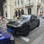 Maleducazione su ruote in centro Torino: Maserati in sosta sulle strisce