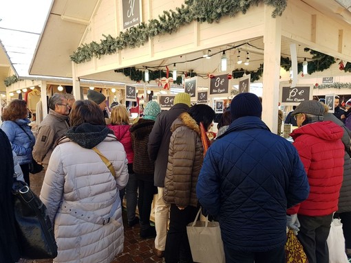 Natale, cresce la spesa per i regali artigianali. Ma i due terzi degli acquisti saranno dedicati ad alimentari e bevande