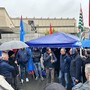 protesta metalmeccanici con gazebo e persone che parlano