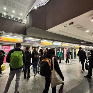 Metro ferma a Torino Porta Nuova “per cause tecniche”