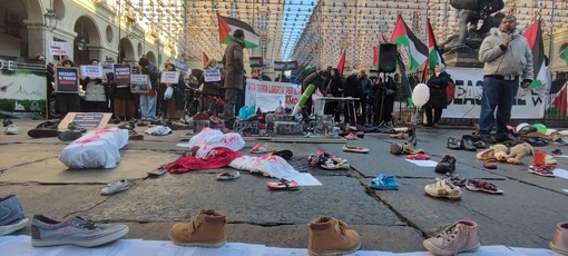 Centinaia di scarpe insanguinate per la Palestina: di fronte al Comune il presidio di &quot;Torino per Gaza&quot; [VIDEO]