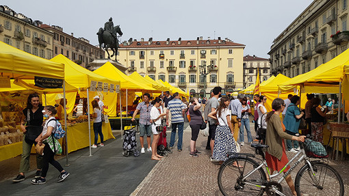 Con Luci d’Artista si sposta il mercato contadino di piazza Bodoni