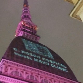 mole antonelliana illuminata di viola