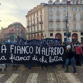 Il corteo per l'anarchico Cospito con lanci di bottiglie e grossi petardi: &quot;A fianco di Alfredo, a fianco di chi lotta&quot;