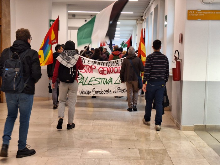 La Digos sigilla l'aula del Politecnico occupata dai Pro Palestina