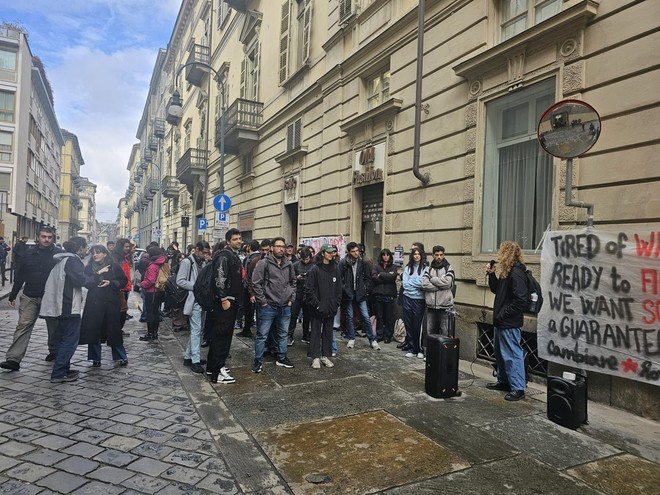 La protesta di alcuni borsisti Edisu davanti alla Regione